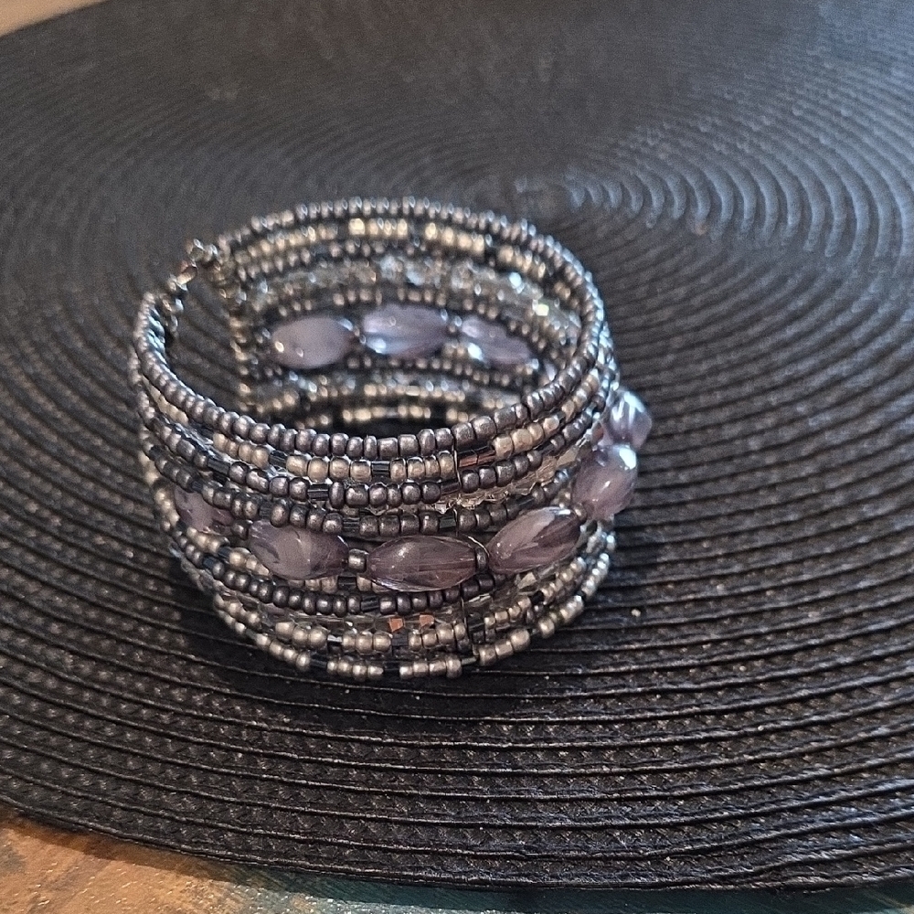Elegant‎ Silver and Purple Beaded Bracelet - Picture 3 of 6